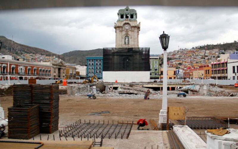 Construcción de la nueva plaza pública en el centro de la ciudad