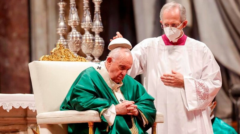 El Papa Francisco recibe la comunión durante una misa en la Basílica de San Pedro.
