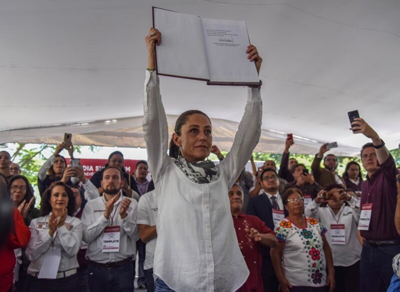 La presidenta electa de Honduras, Xiomara Castro, sostiene la Constitución durante su discurso de victoria.