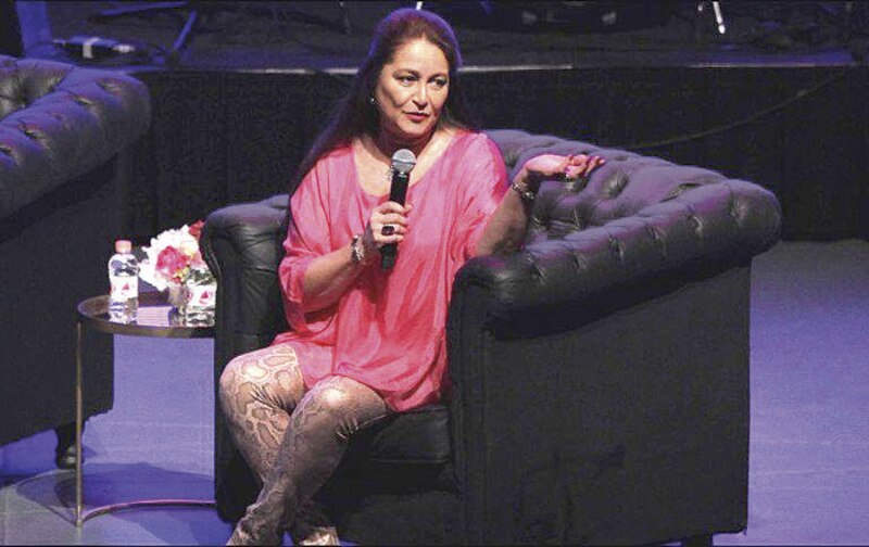 Yolandita Monge cantando en el Madison Square Garden