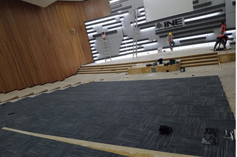 Instalación de alfombra en el auditorio del INE