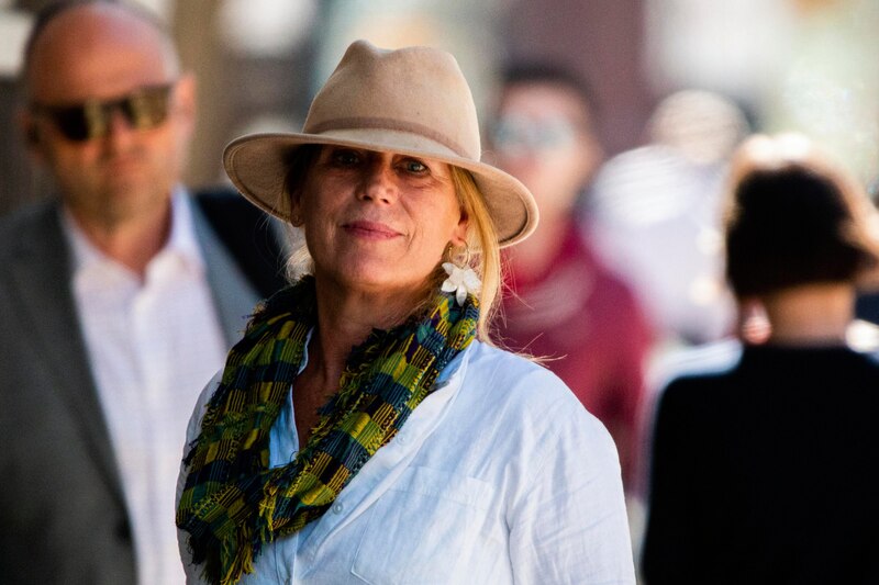 Mujer con sombrero y bufanda