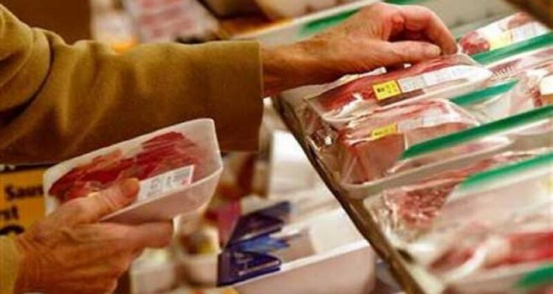 Mujer comprando carne en el supermercado