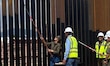 EU pinta de negro muro fronterizo con México para hacerlo “más caliente” y que migrantes no lo trepen  