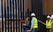 EU pinta de negro muro fronterizo con México para hacerlo “más caliente” y que migrantes no lo trepen  