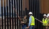 EU pinta de negro muro fronterizo con México para hacerlo “más caliente” y que migrantes no lo trepen  