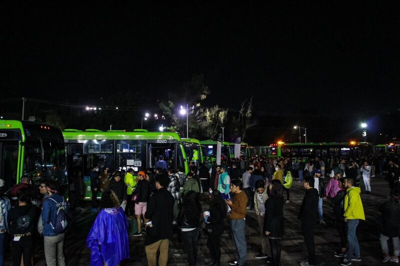 Multitud de personas esperando el autobús en una parada