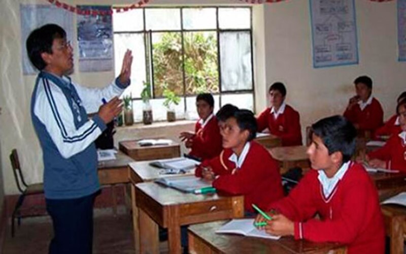 Profesor explica la lección a sus alumnos