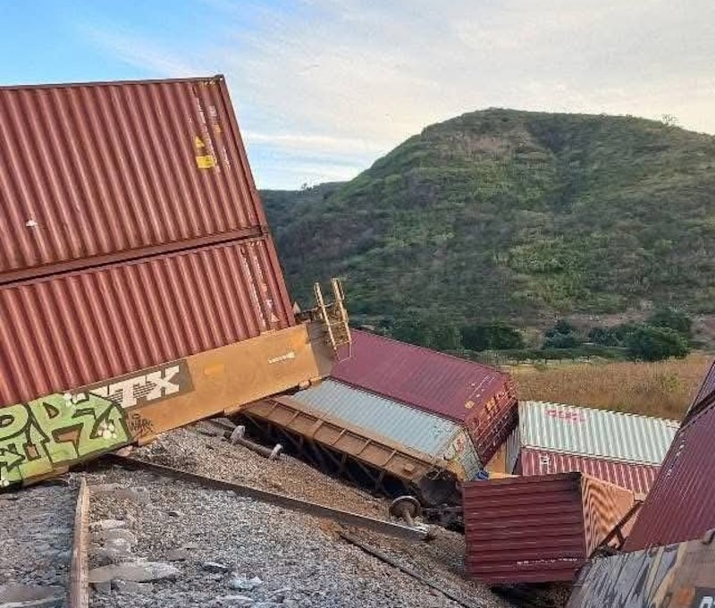 Tren descarrilado en Zapotiltic, Jalisco, con varios vagones volcados sobre la vía