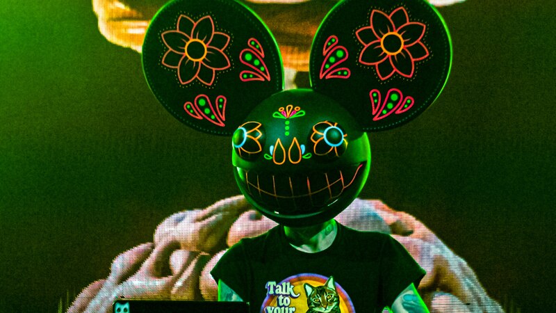 Un DJ con una máscara de Mickey Mouse