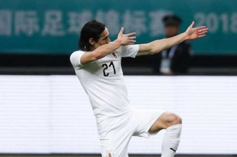 Jugador de fútbol celebra un gol con un dab