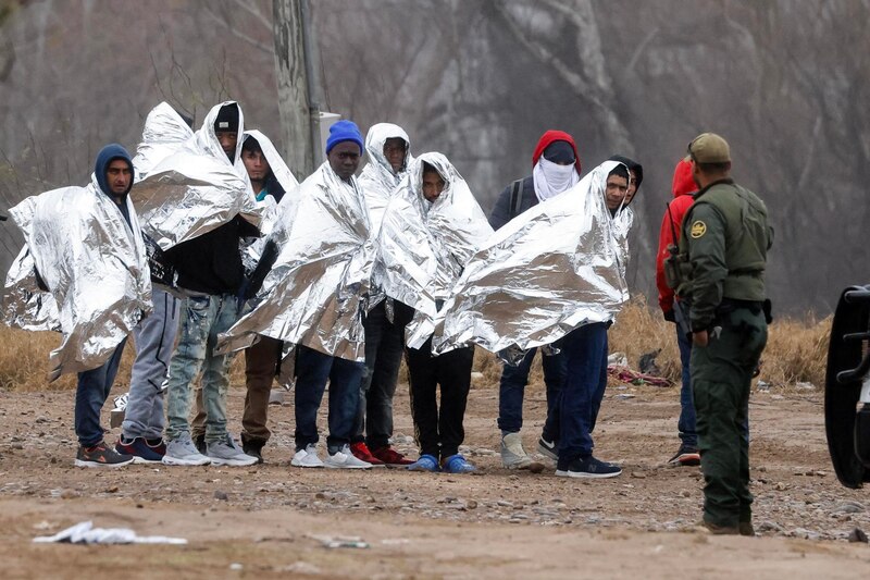 Inmigrantes indocumentados detenidos en la frontera entre Estados Unidos y México