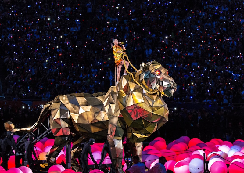 GLENDALE, AZ - FEBRUARY 01:  Recording artist Katy Perry performs onstage during the Pepsi Super Bowl XLIX Halftime Show at University of Phoenix Stadium on February 1, 2015 in Glendale, Arizona.  (Photo by Christopher Polk/Getty Images)