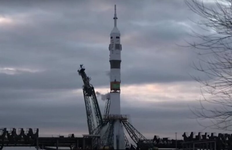 Cohete espacial Soyuz en la plataforma de lanzamiento