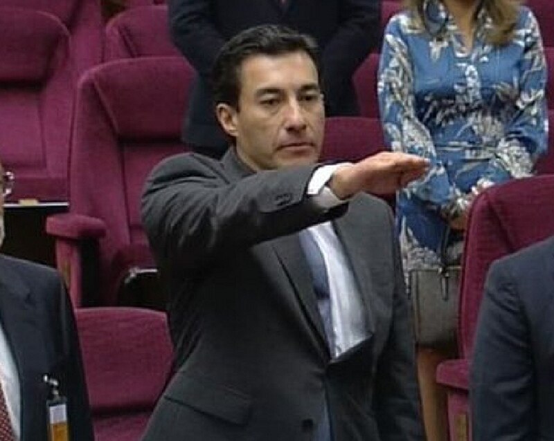 Diputado chileno realiza juramento con la mano en alto
