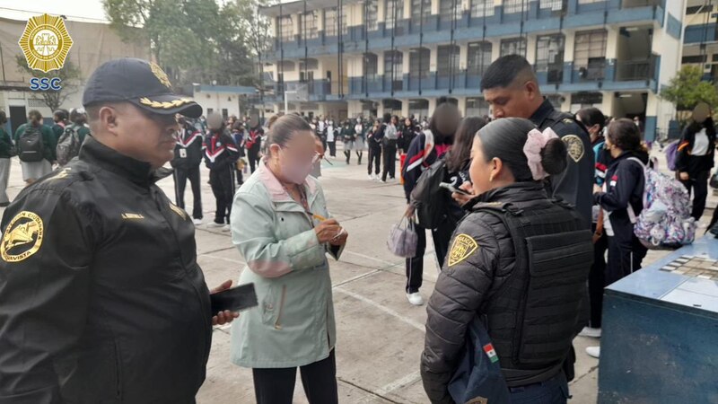 Policías dialogan con estudiantes en un centro educativo