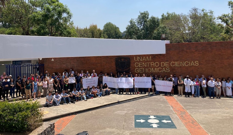 Científicos mexicanos se manifiestan en contra de la Ley de Ciencia, Tecnología e Innovación.