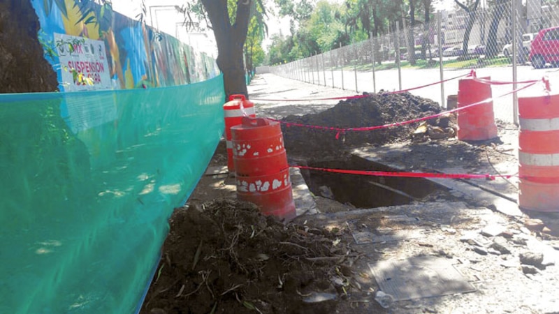 Obreros trabajan en la reparación de una zanja en la calle.
