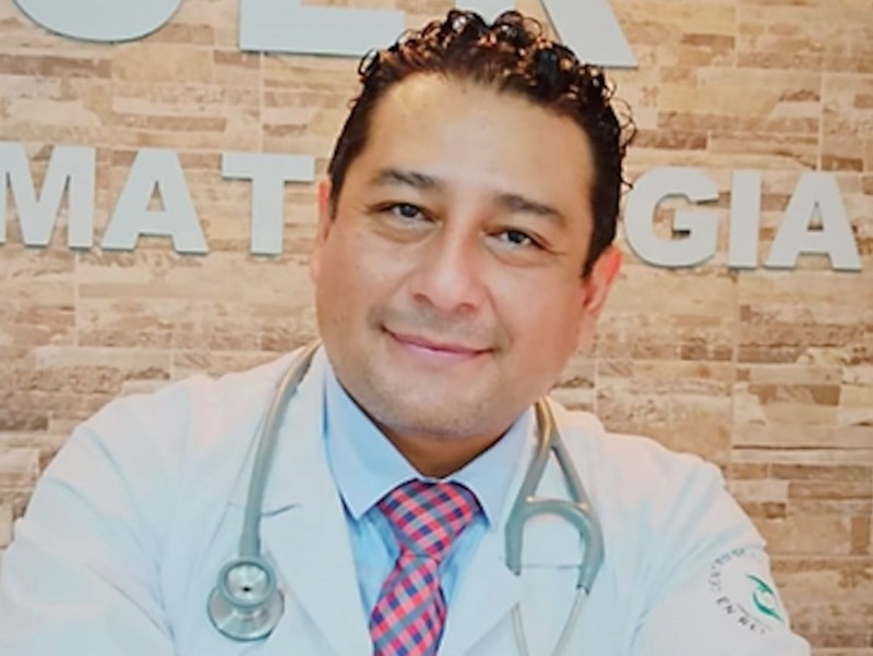 El Dr. Juan Pérez, un médico de familia en la Ciudad de México, sonríe a la cámara.