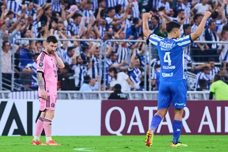 Messi y el jugador del Inter de Miami, Julián Carranza, durante el partido de fútbol.