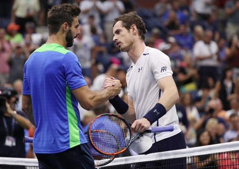 Nadal y Murray se saludan en la red después de un partido
