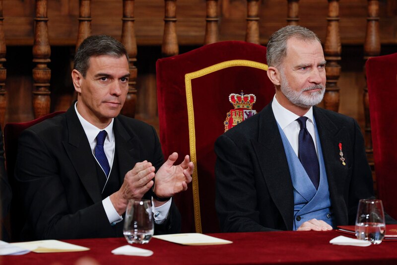 El presidente del Gobierno, Pedro Sánchez, y el Rey Felipe VI, durante la ceremonia de entrega de los Premios Princesa de Asturias 2023.