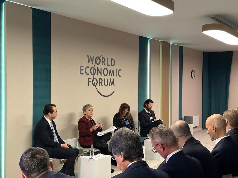 Alicia Bárcena hablando en el Foro Económico Mundial en Davos, Suiza, mientras presenta el Plan México