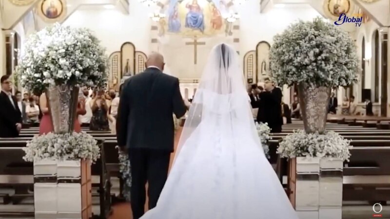 La novia y su padre caminan hacia el altar