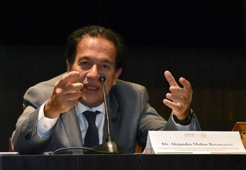 El Dr. Alejandro Mohar Betancourt, Coordinador del Programa Interinstitucional de Control del Cáncer en México, da una conferencia sobre el cáncer.