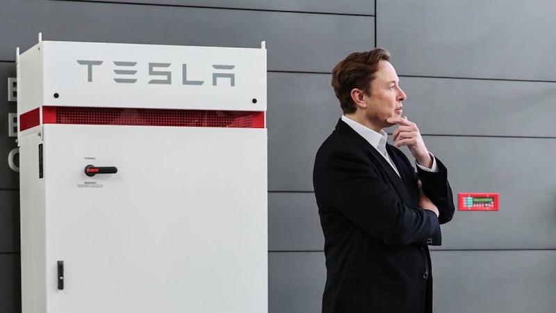 Elon Musk, CEO de Tesla, junto a una batería Tesla Powerwall.