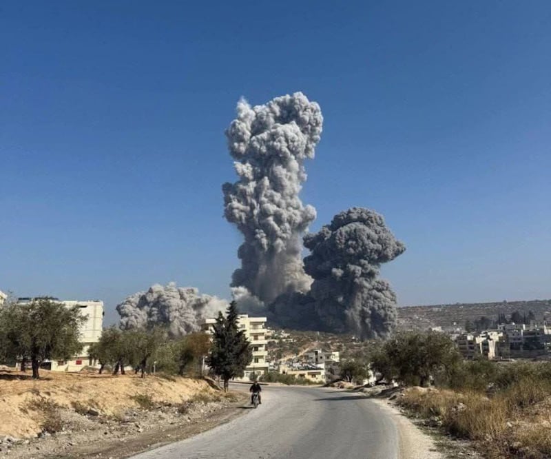 Explosión en almacén de municiones deja cinco muertos en Idlib, La explosión se originó en un taller ubicado junto al depósito, dejando cinco personas muertas y nueve heridos