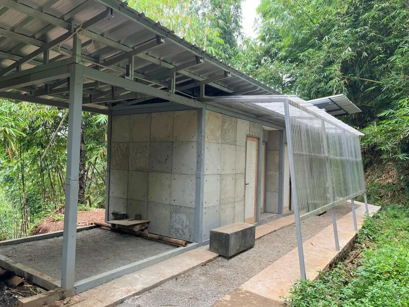 Casa pequeña de hormigón en el bosque