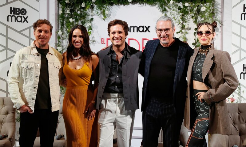 Elenco de la serie "El Poderoso Chef" en la alfombra roja