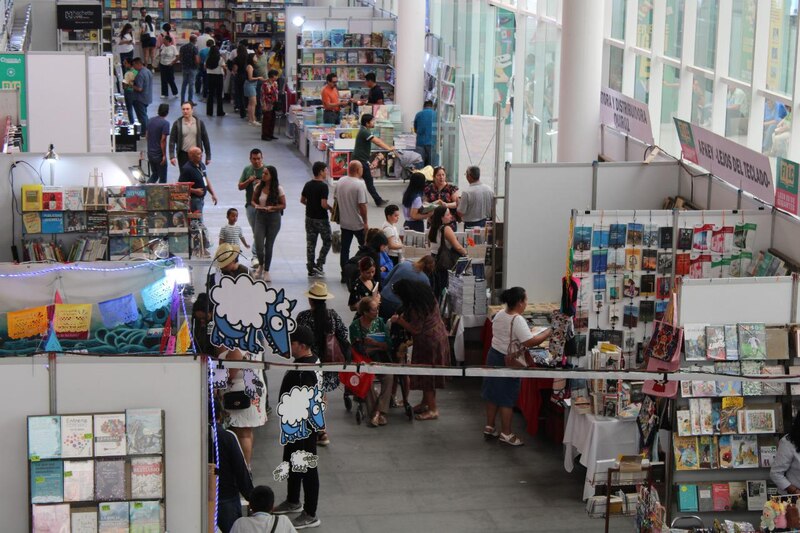 Asistentes recorren stands editoriales en la Feria Internacional del Libro Coahuila 2025 en Arteaga