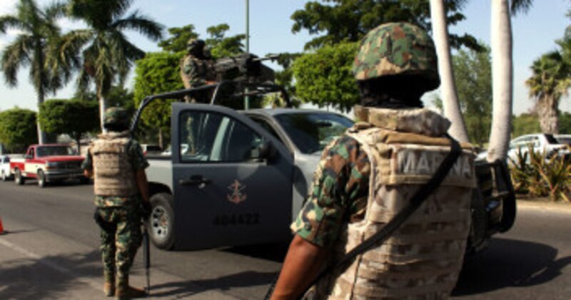 Militares mexicanos resguardan una carretera en el norte del país