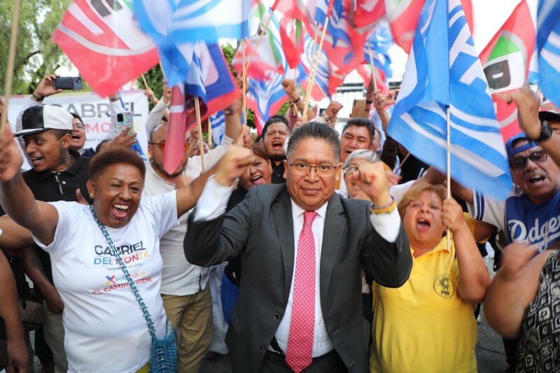 El candidato a gobernador de Morelos, Gabriel Quadri, celebra con sus seguidores tras conocer los resultados de las encuestas a boca de urna.