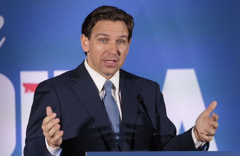 El gobernador de Florida, Ron DeSantis, habla en una conferencia de prensa.