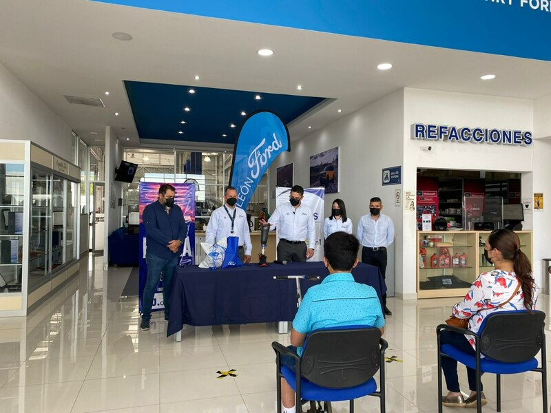 Ford entrega donativo a joven con discapacidad