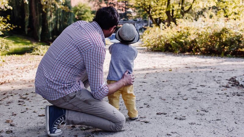 Padre e hijo en el parque