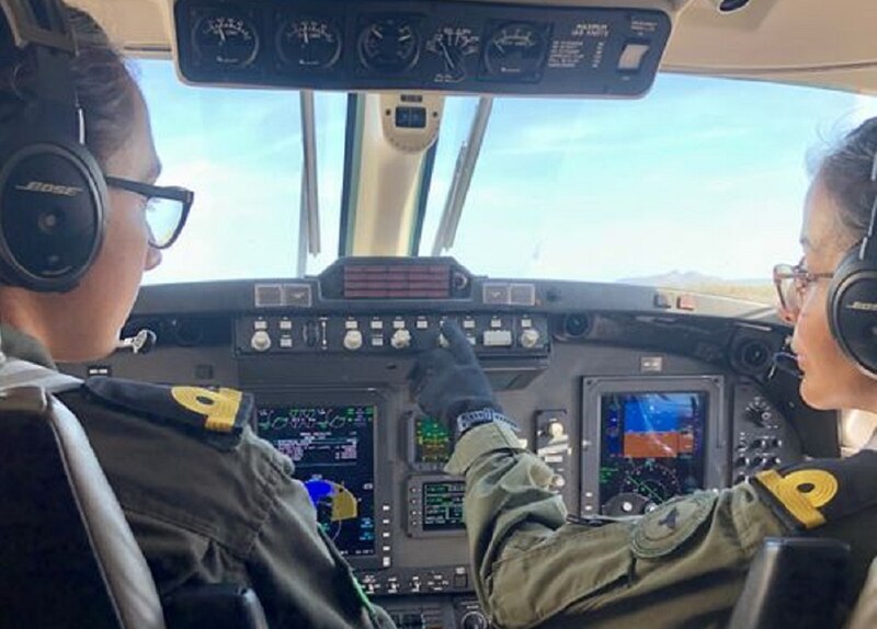 Dos mujeres pilotando un avión