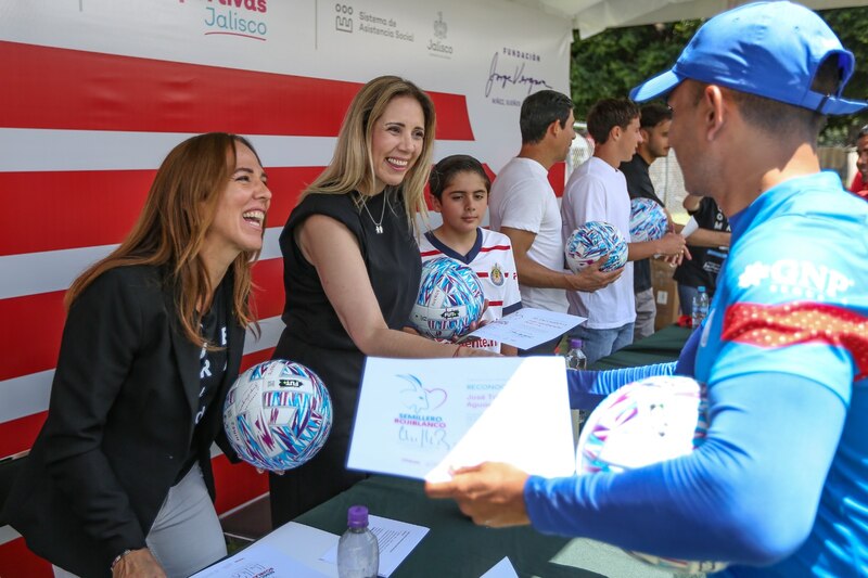 Jugadores de Chivas conviven con niños de la Fundación Jorge Vergara