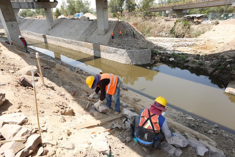 Obreros trabajando en la construcción de un canal de agua
