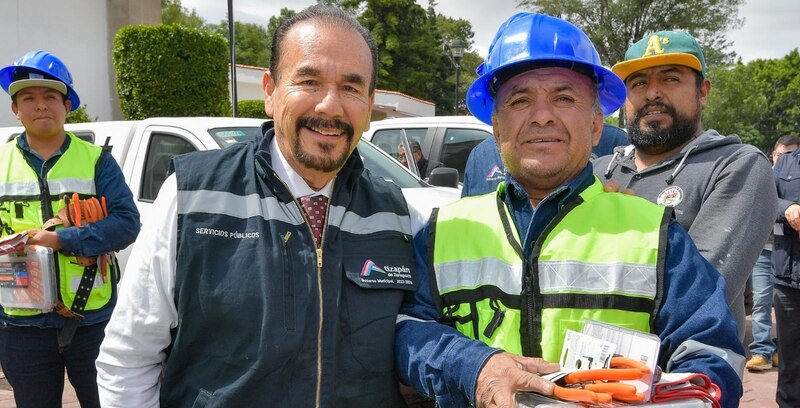 Trabajadores de limpia reciben equipo de trabajo