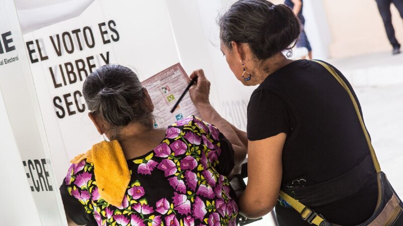 Mujeres indígenas emitiendo su voto en una elección en México