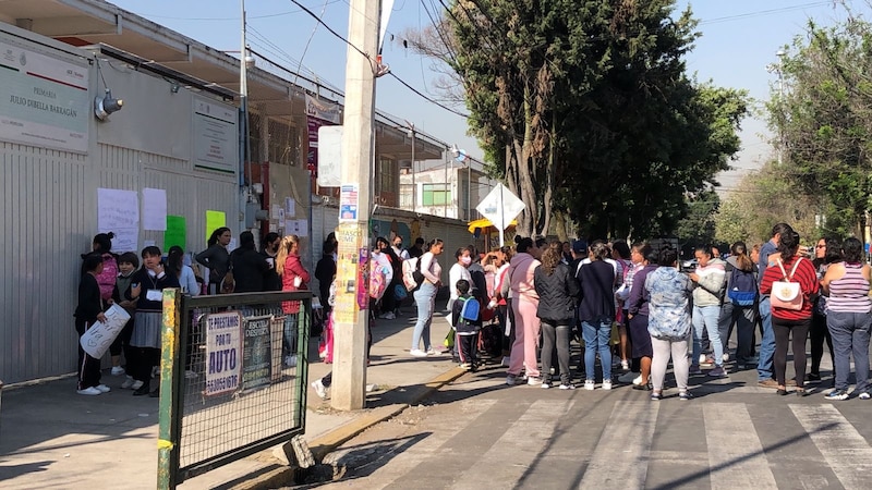 Padres de familia hacen fila para inscribir a sus hijos en una escuela primaria en México