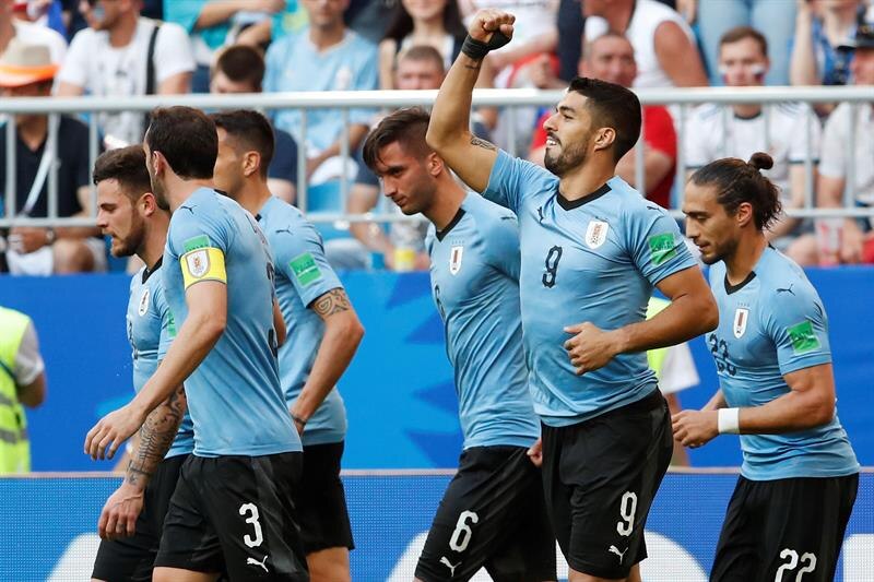 La alegría de los jugadores uruguayos tras anotar un gol