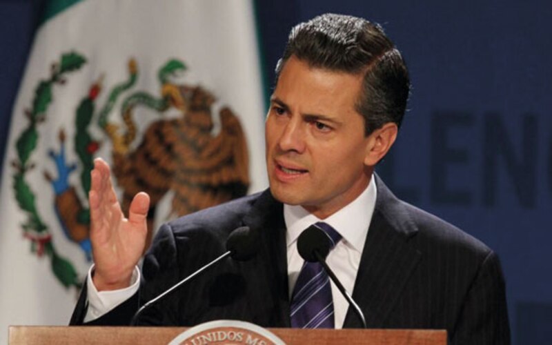 El presidente Enrique Peña Nieto da un discurso.