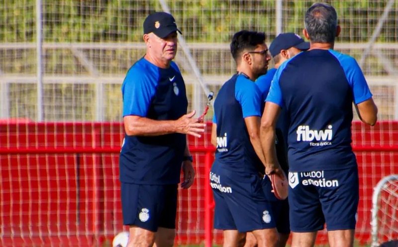 El entrenador del Atlético de Madrid, Diego Simeone, da instrucciones a sus jugadores durante un entrenamiento.