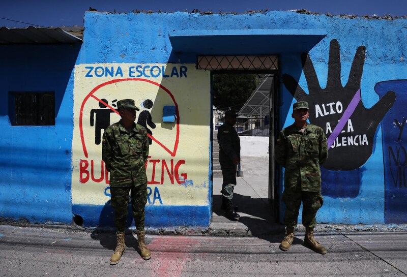 Soldados custodian una escuela en Honduras