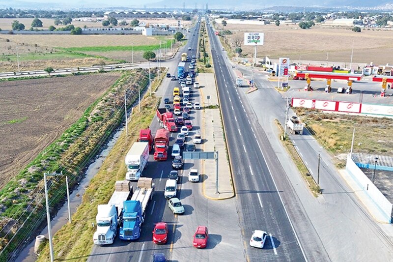 Tráfico vehicular en la carretera